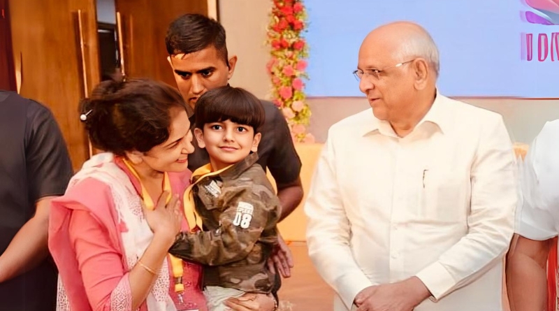 Clubfoot Warrior Parv Thacker with Chief Minister Bhupendra Patel for Global Clubfoot Awareness Parv.